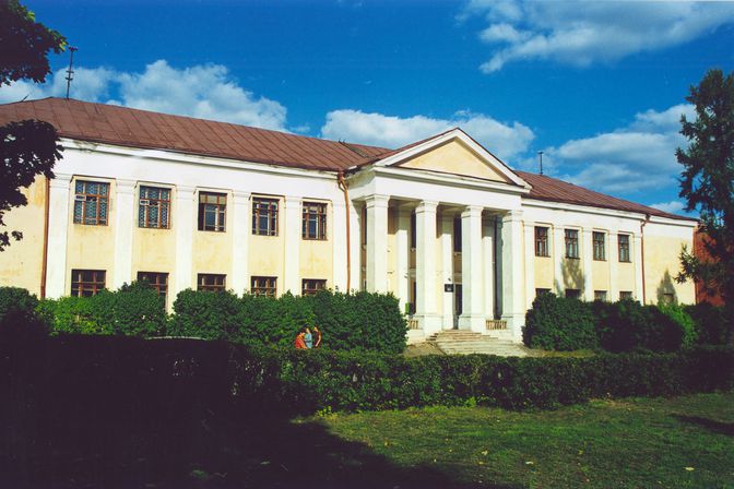 Здание великолукской государственной академии физической культуры и спорта (главный корпус)