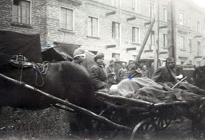 Советские военнопленные на Кукинской улице. 1941 год.