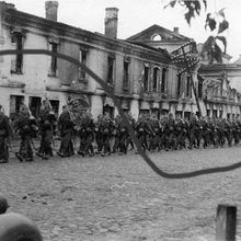 Оккупанты на улице Карла Либкнехта. 1941 год.