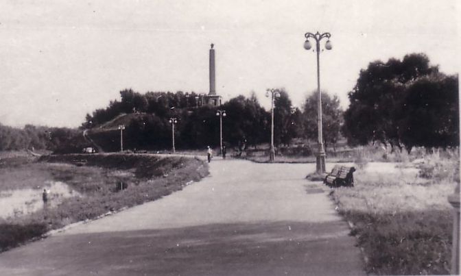 Левая набережная реки Ловать. Вид от моста к крепости. Великие Луки., 1967 год