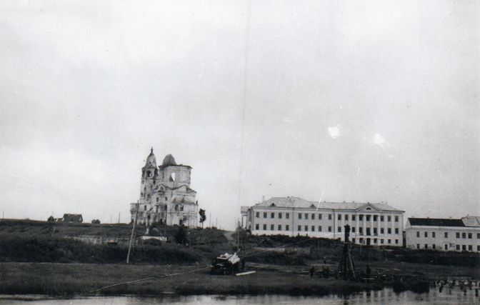 Вид на школу им. Ленина и Пятницкую церковь. 1940 год