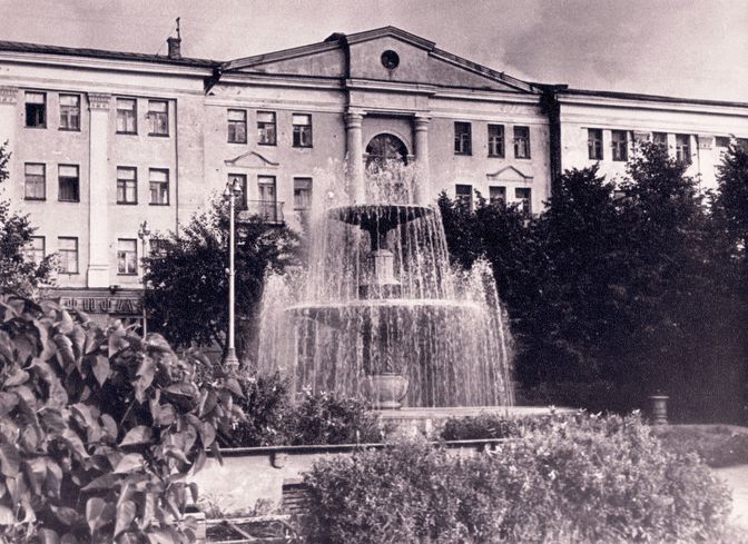 Сквер на площади Ленина. Великие Луки, 1950–1960\u002Dе гг.