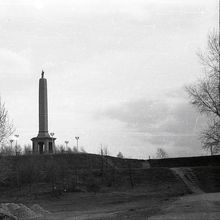 Обелиск Советским воинам погибшим при освобождении города, 1964 год.