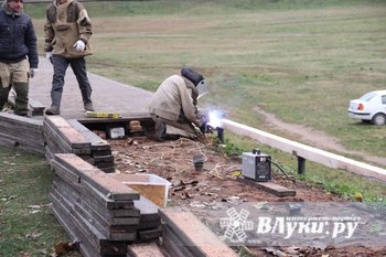 На Великолукской крепости ремонтируют дорожки (ФОТО)